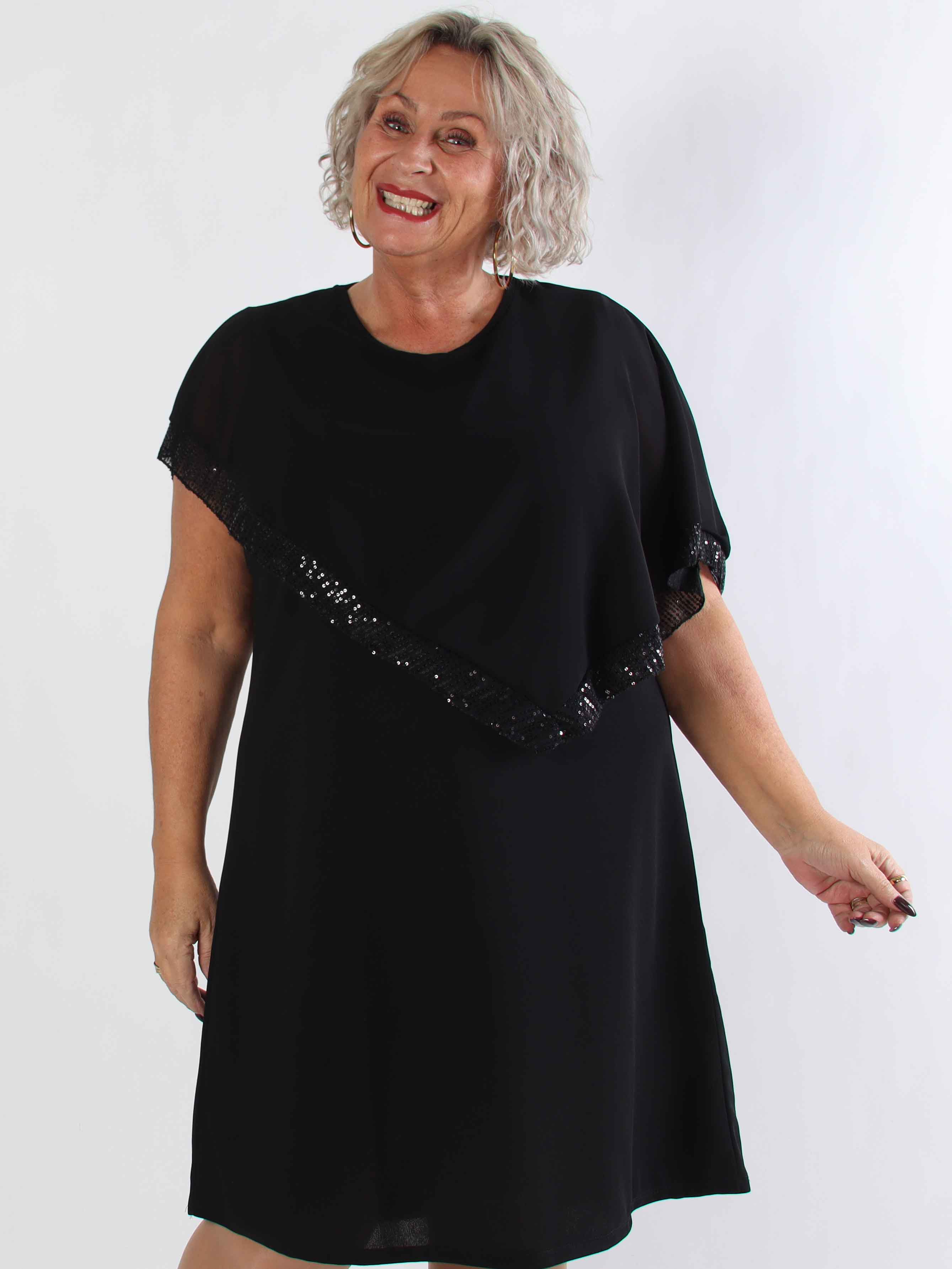 Dorta - Sort plus size kjole med pailletdetaljer